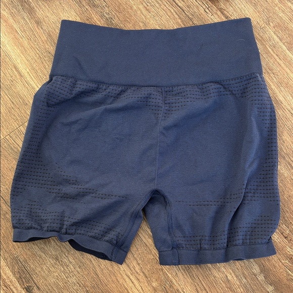 Gymshark shorts and sports bra set - Picture 2 of 3